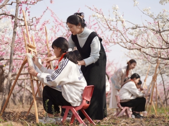 河北内丘：“田间课堂”绘春光