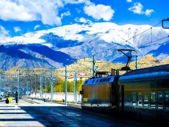 Scenery along Qinghai-Xizang railway