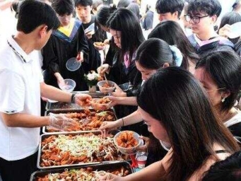 重庆一高校为毕业生办“鱼跃龙门宴” 两吨鱼虾免费吃