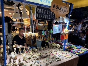 摆摊3年多，武林夜市的残疾编织兄弟学了新技能