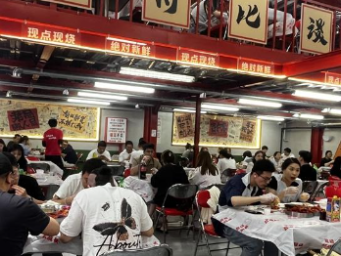 小龙虾“红”透福州消费市场