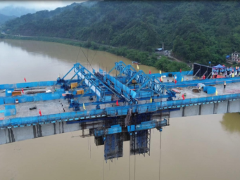 为全线通车创造了有利条件！广西这座特大桥合龙