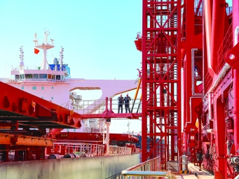 山东港口青岛港第二座40万吨矿石码头投产