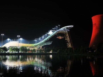 夜探服贸会“首钢小镇”