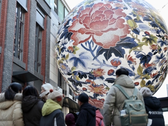Giant lantern painted with peony flowers adds festive atmosphere to Beijing